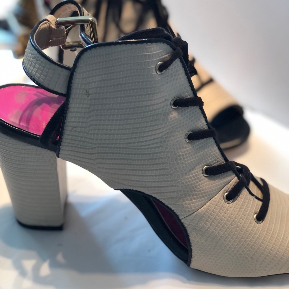 Juicy Couture Open Toe  laced Sandal - Picture 9 of 11